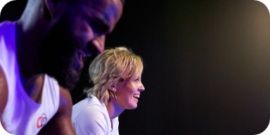 deux coachs souriants dans une salle de sport