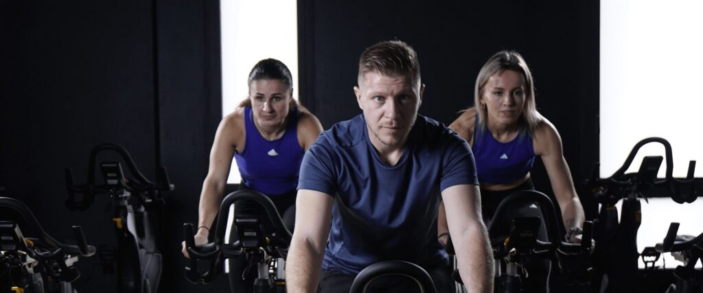 Cours collectif dans une salle de sport L'Appart Fitness