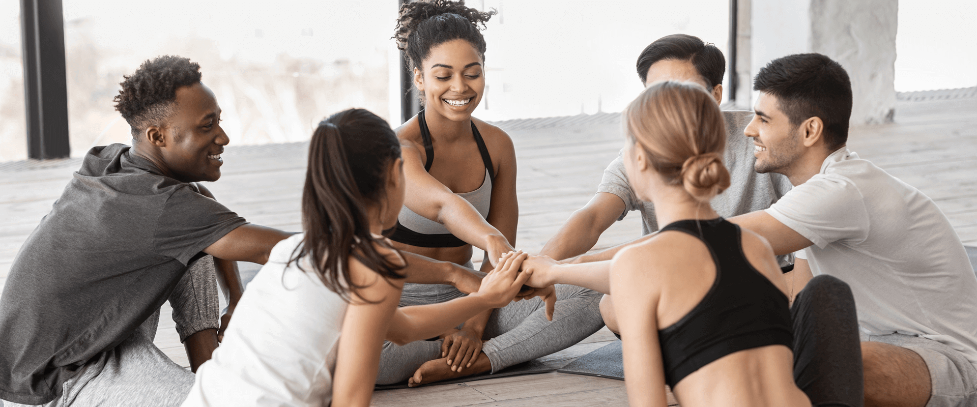 Groupe de personnes en cercle participant à un cours de Yoga