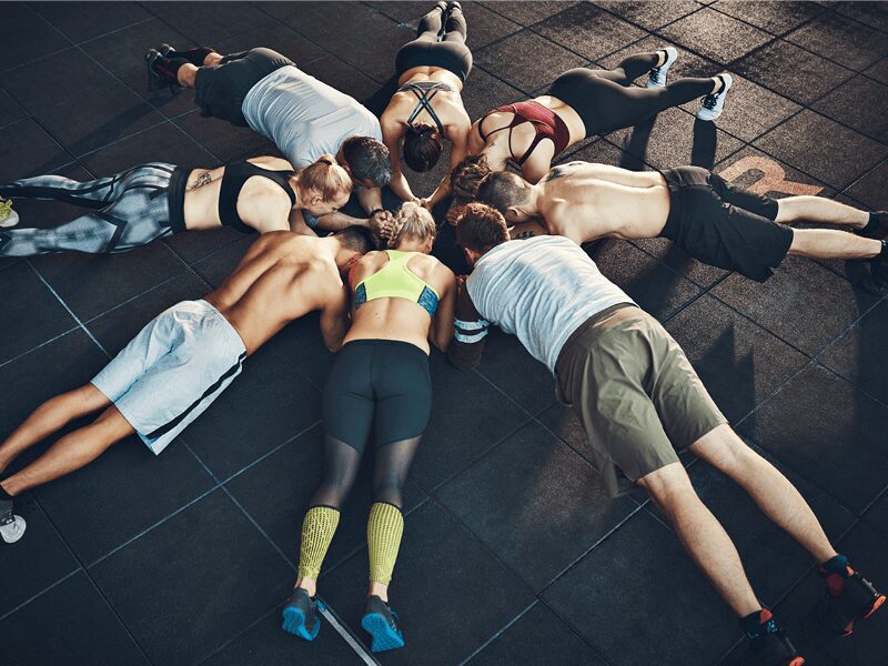8 personnes qui commencent le fitness ensemble