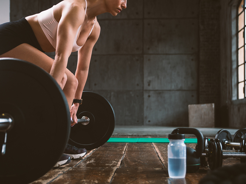 femme effectuant un deadlift