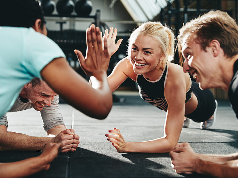 Un groupe de 4 personnes en position de gainage - Tout ce qu'il faut savoir sur la méthode tabata - L'Appart Fitness