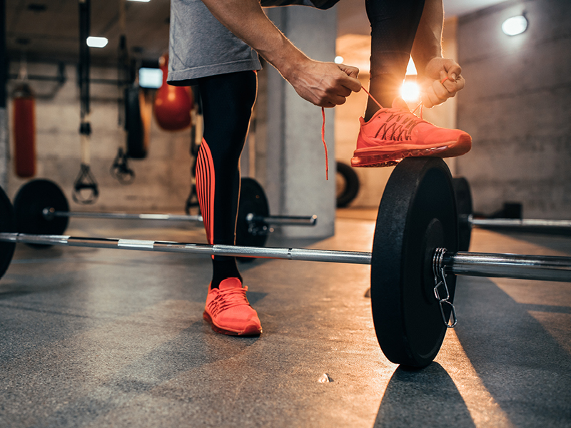 Homme à la salle de sport qui commence son entrainement de musculation - blog l'Appart Fitness