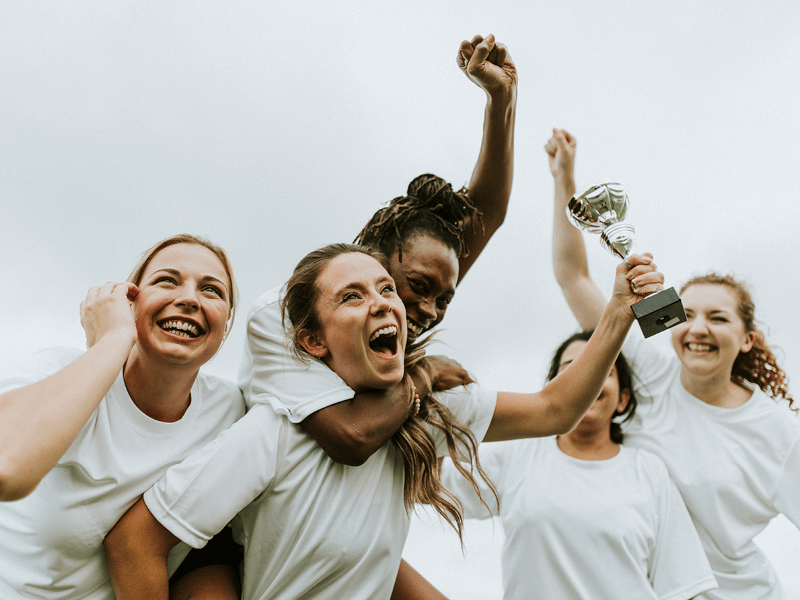 un groupe de femmes célébrant une victoire