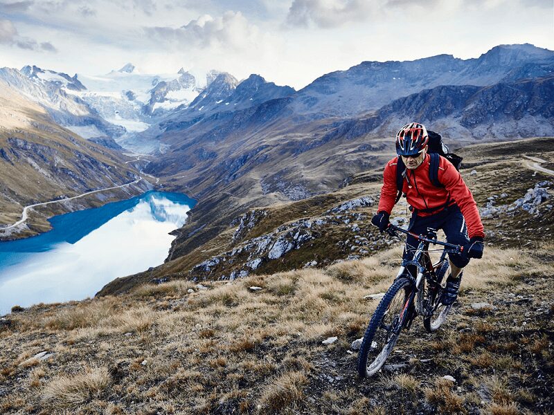 Joan, membre de L'Appart Fitness, en train de faire du VTT en montagne