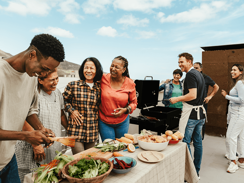 Un groupe de personnes participant à un barbecue