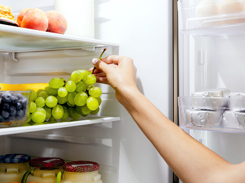 Des fruits dans un réfrigérateur pour illustrer un article de blog sur la conservation des aliments
