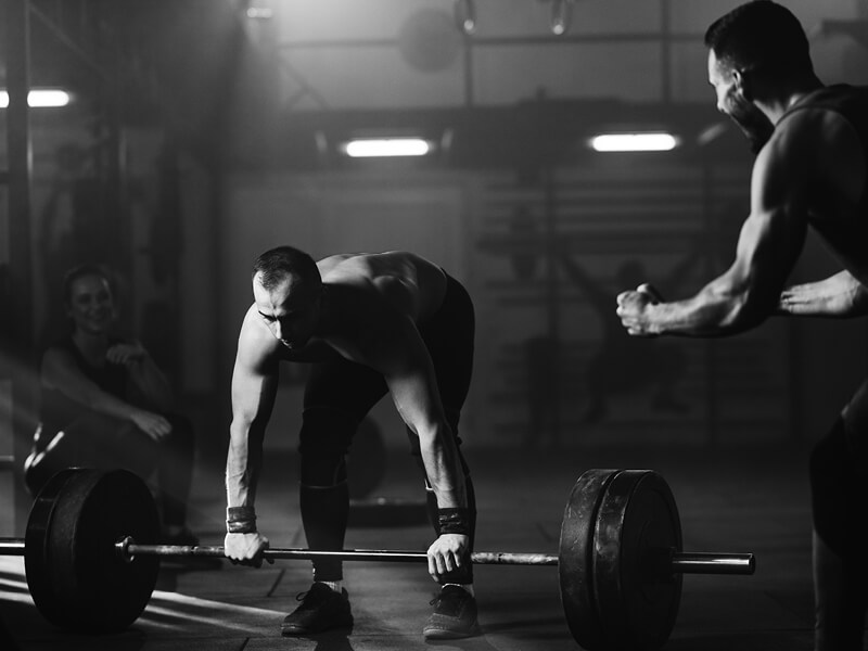 Homme en pleine séance de musculation deadfift