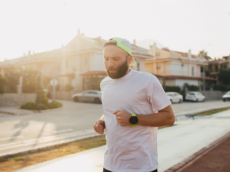 Une homme pratiquant la course à pied dans une ville