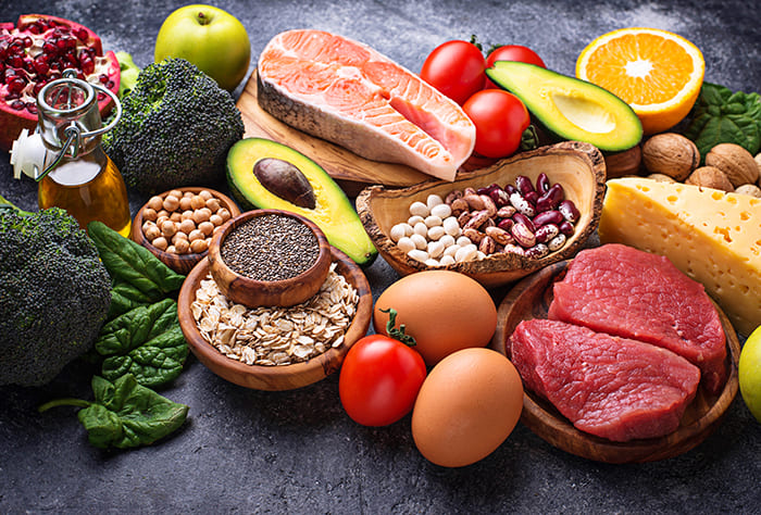 Photo colorée montrant des aliments healthy disposés sur un plateau gris anthracite