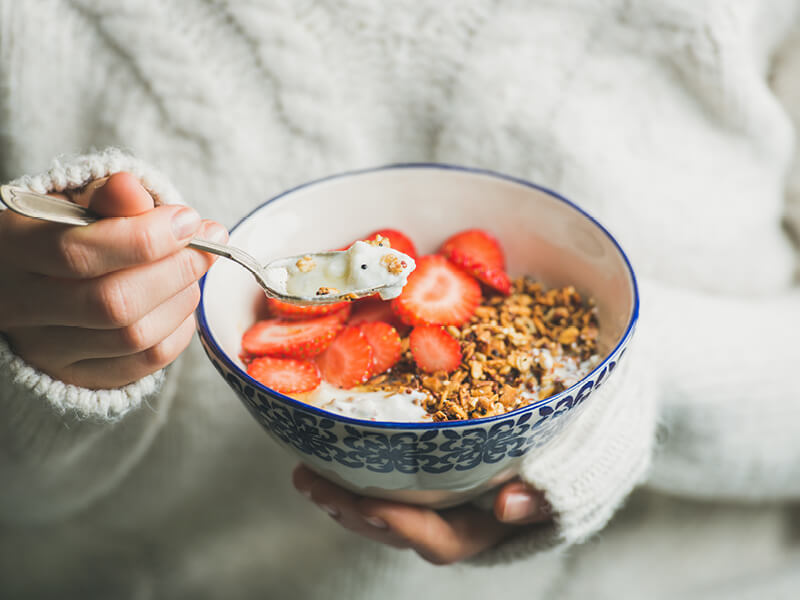 bowl cake à la fraise idées petit-déjeuner sain