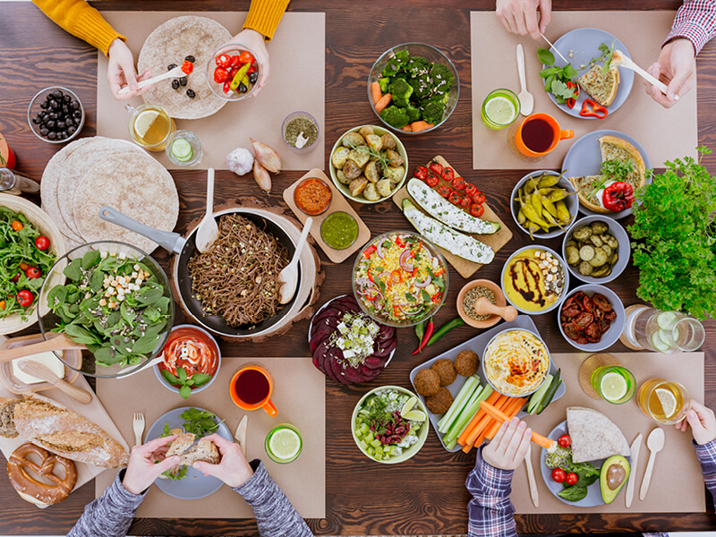 Un table couverte de plats et aliments végétariens pour illustrer un article sur les protéines végétales