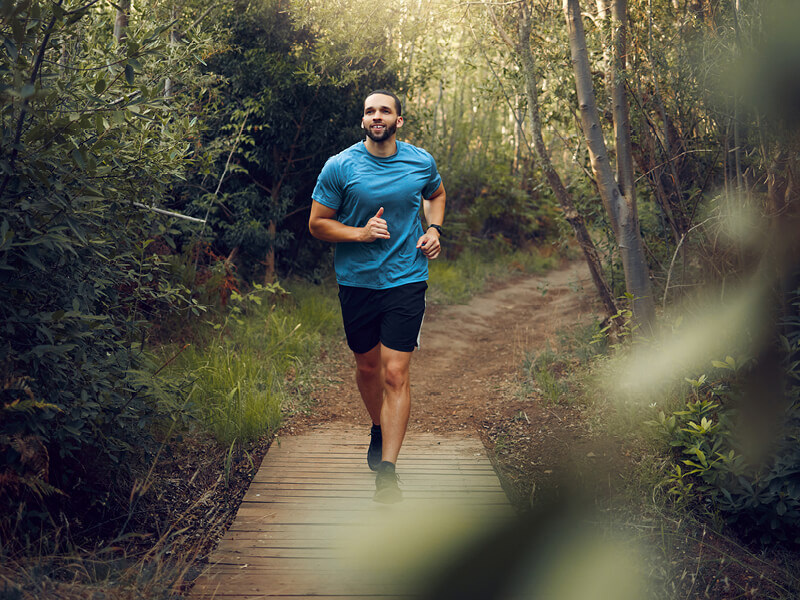 Un coureur en pleine séance de running dans la foret