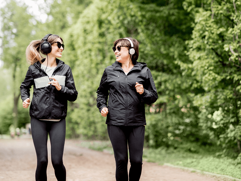 Deux femmes en train de courir dans un parc