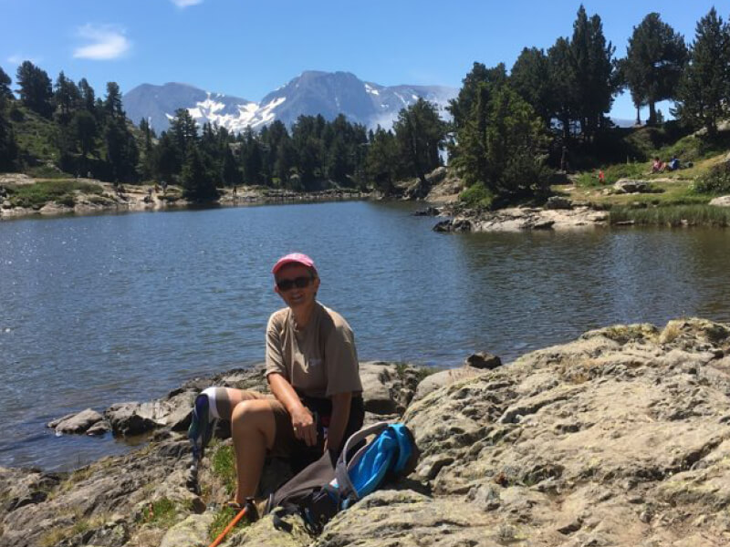 Florence, adhérente à l'Appart Fitness, lors d'une randonnée en montagne.