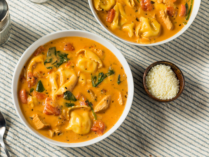 Soupe avec des tortellini pour illustrer un article sur les aliments brûle-graisses