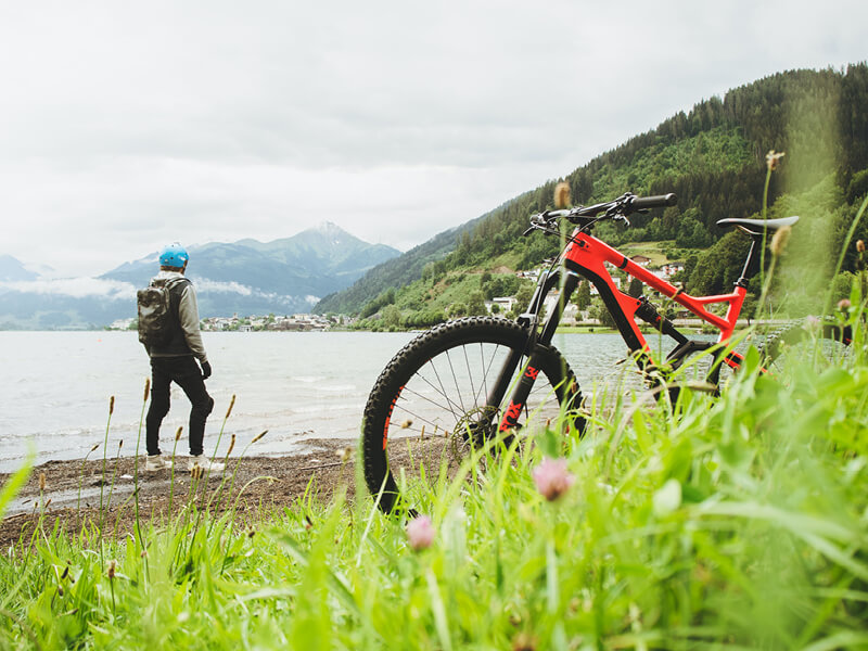 Maxime Marotte, champion de VTT, en bord de lac lors d'une sortie VTT