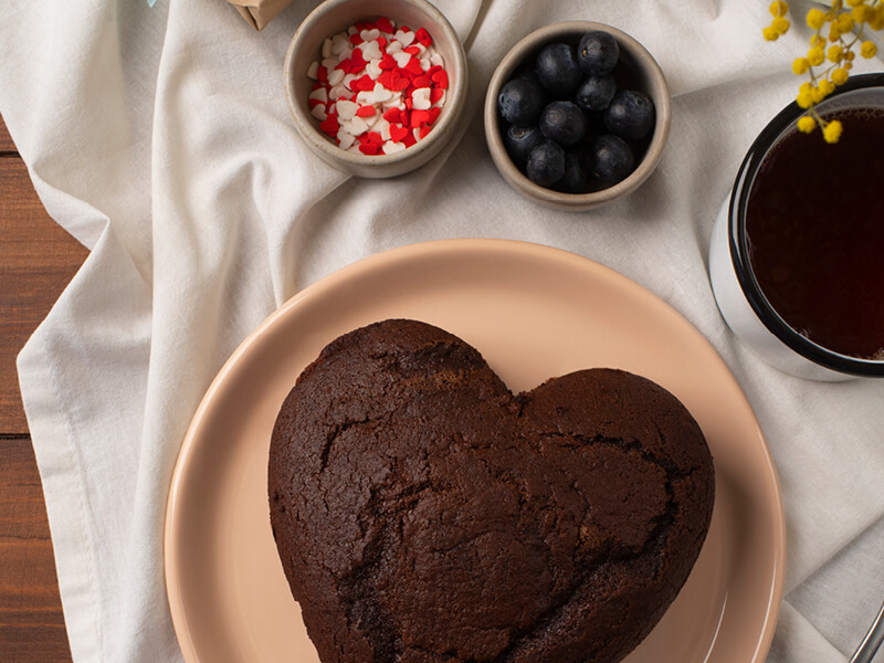 Gâteau au chocolat en forme de cœur illustrant une recette Saint Valentin du blog L'Appart Fitness