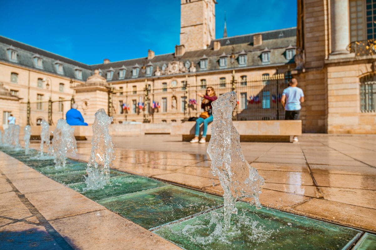 Équipe souriante lors d'un cours de yoga chez L'Appart Fitness à Dijon.