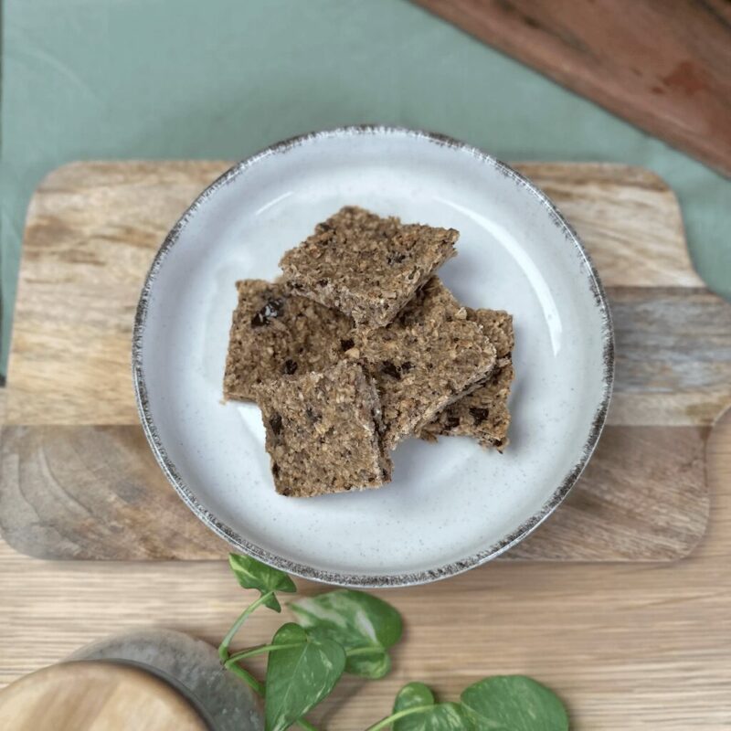 Barres protéinées faites maison avec des flocons d'avoine, parfaites pour un snack sain.