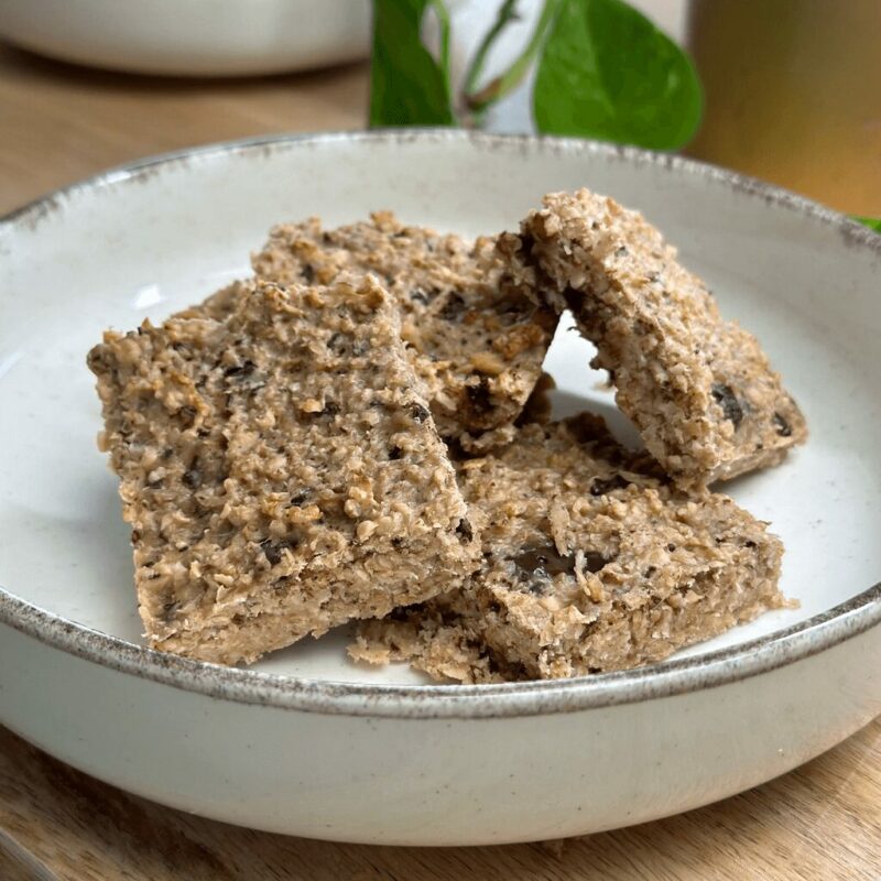 Barres protéinées faites maison avec des flocons d'avoine, parfaites pour un snack sain.