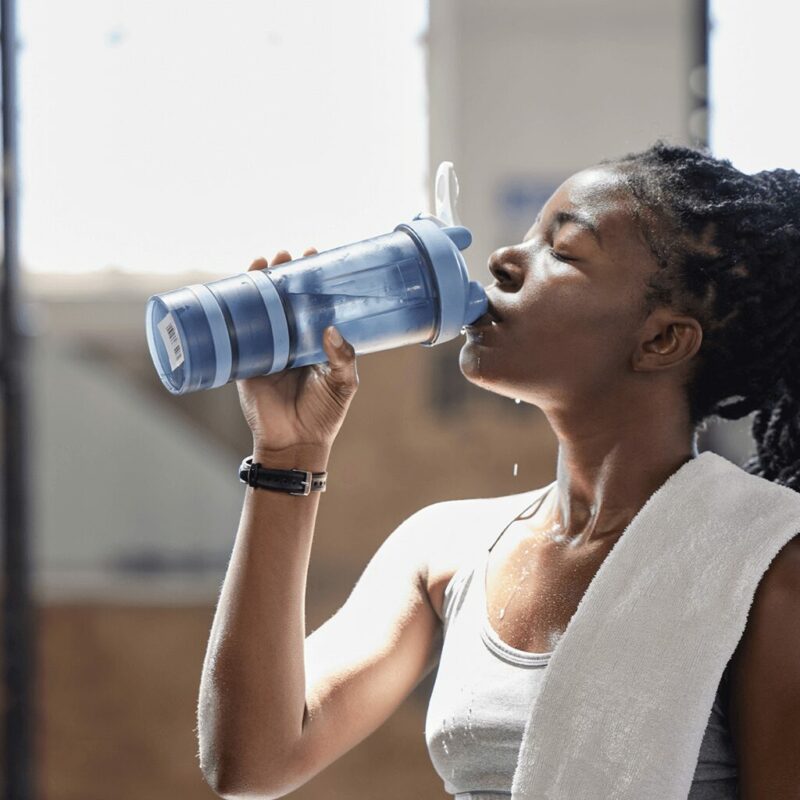 Hydratez-vous à la salle de sport L'Appart Fitness pour éviter les courbatures après l'entraînement.
