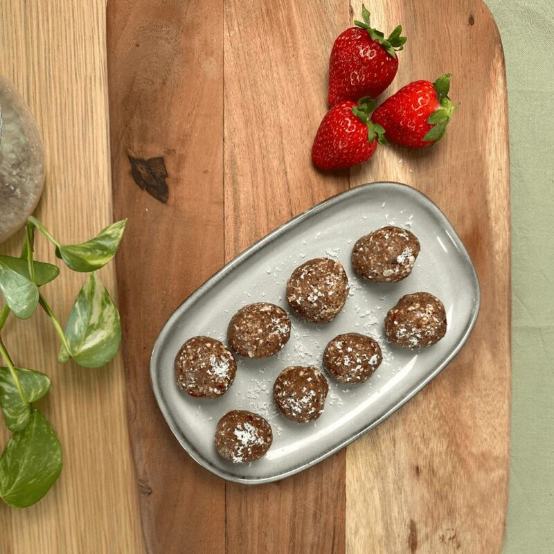 Assiette d'energy balls maison, une collation saine à base de dattes et d'avoine.