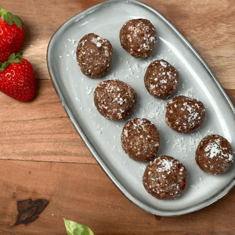 Assiette d'energy balls maison, une collation saine à base de dattes et d'avoine.