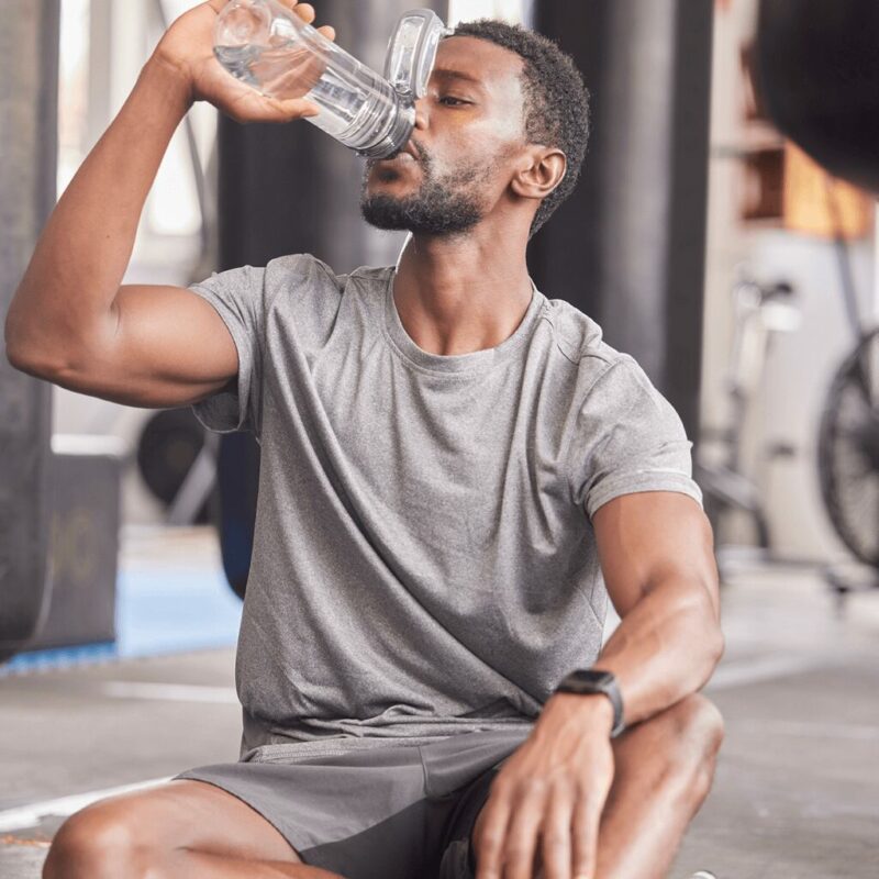 Hydratez-vous à la salle de sport L'Appart Fitness pour éviter les courbatures après l'entraînement.