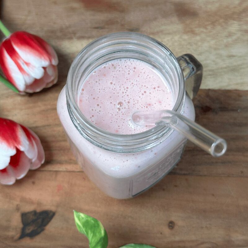 Smoothie aux fruits frais, idéal pour une collation ou un petit-déjeuner riche en vitamines