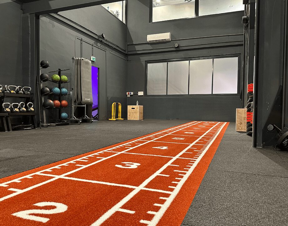 Photo d’un club L’Appart Fitness équipé d’un espace d'entraînement moderne avec matériel de functional training. Représentation du concept L’Appart Fitness à destination des futurs franchisés.