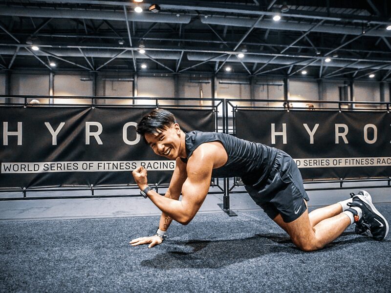 Sportif au sol souriant, après un challenge Hyrox organisé par L'Appart Fitness.