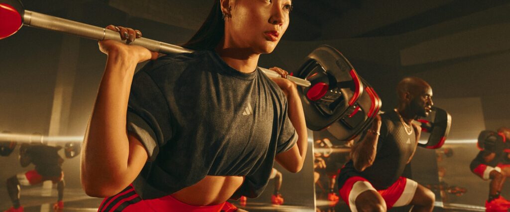 Cours de renforcement musculaire avec haltères en salle de sport L’Appart Fitness