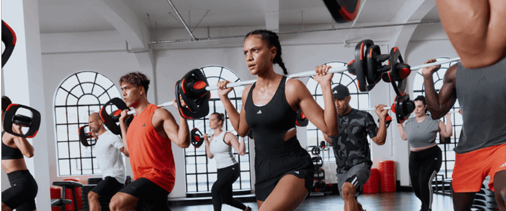 Cours collectifs de renforcement musculaire à L’Appart Fitness avec haltères et charges encadrés par un coach