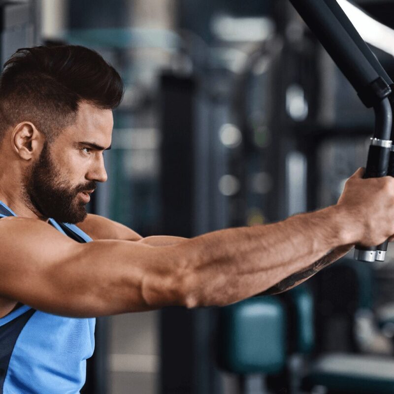 Entraînement de renforcement musculaire des bras à L’Appart Fitness, pour sculpter et tonifier les muscles du haut du corps.