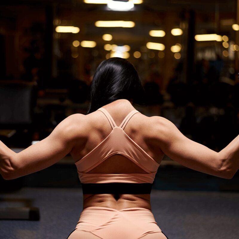Exercice de renforcement musculaire du dos à L’Appart Fitness pour améliorer la posture et tonifier les muscles dorsaux.