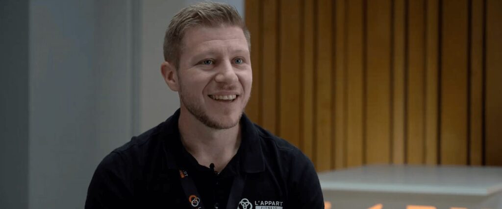 Portrait de Samuel, franchisé L’Appart Fitness Beaurepaire, souriant, lors d’une interview vidéo.