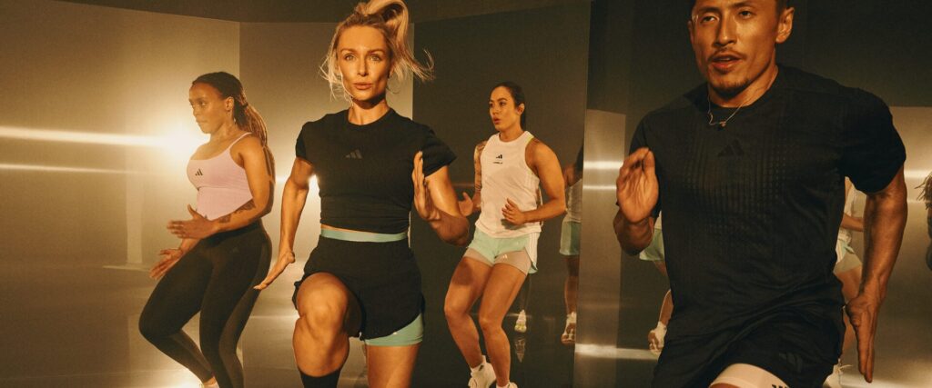 Cours collectif dynamique à L’Appart Fitness mêlant Bodycombat et Hiit, parfait pour un programme musculation alliant cardio et puissance musculaire.