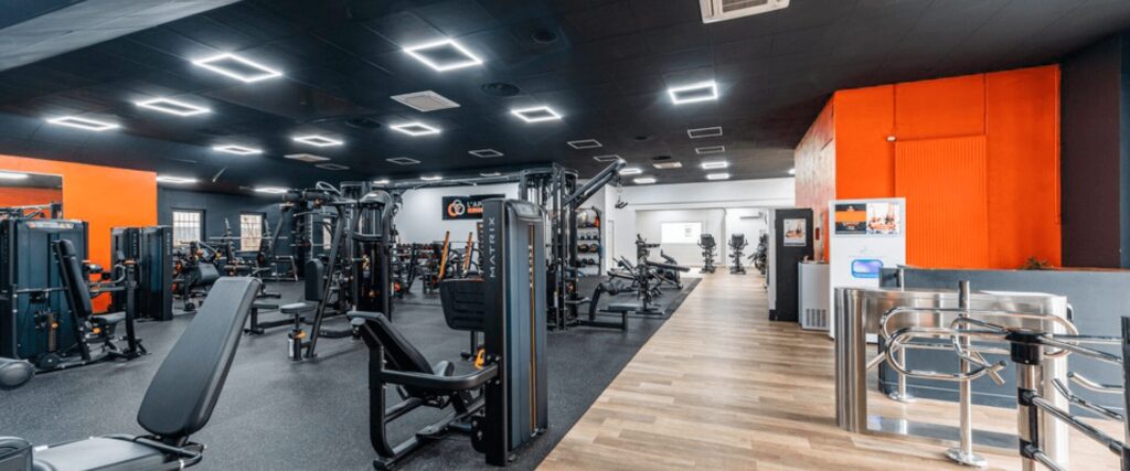 Plateau musculation du club L’Appart Fitness Meylan, représentant une salle de sport moderne et complète, idéale pour un projet de reconversion en franchise.