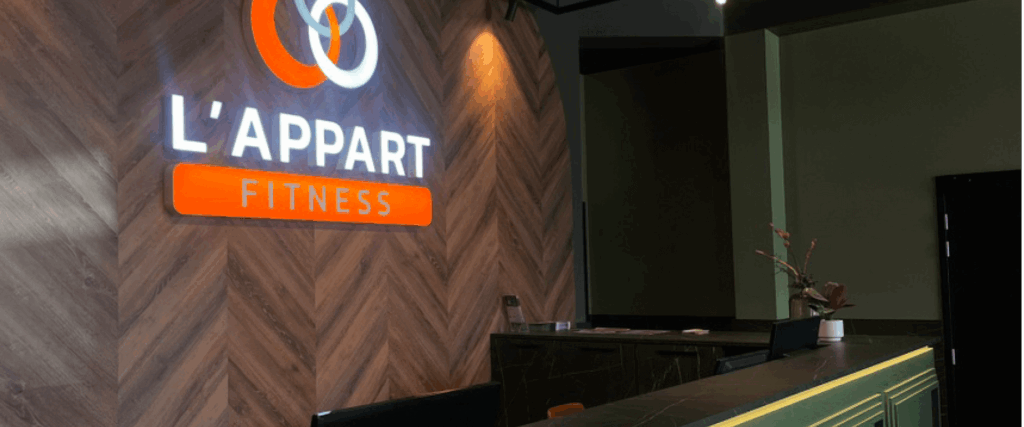Accueil moderne d'une salle de sport L’Appart Fitness, mis en avant dans le parcours de Benoît passé de commercial à franchisé de salles de sport.