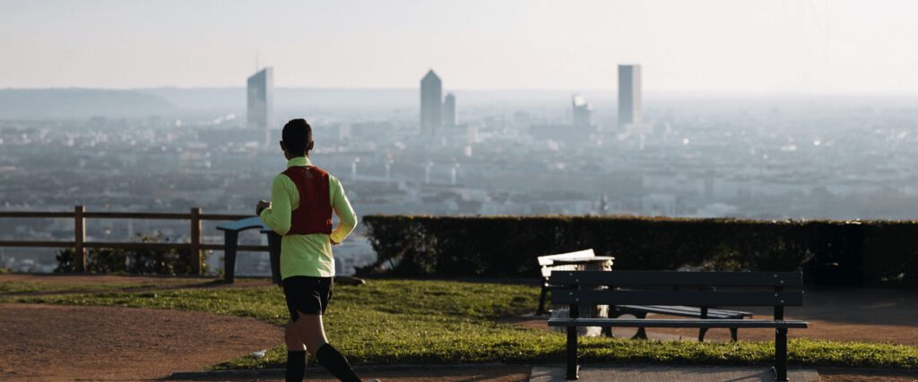 Coureur en préparation de la Lyon Urban Trail sur les hauteurs de Lyon avec L'Appart Fitness.